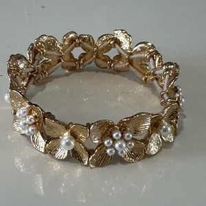 Gloria Vanderbilt gold tone flower bracelet with pearls. NWOT